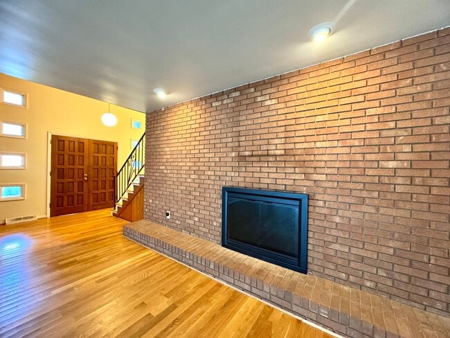 Building Photo - 4 Bedroom Jamestown Beauty!