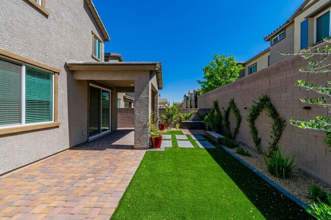 Building Photo - Modern 4-Bedroom Home in Gated Henderson Community | Built 2022