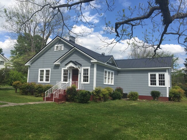 Building Photo - Beautiful Farmhouse- 3 bedroom/2 bathroom