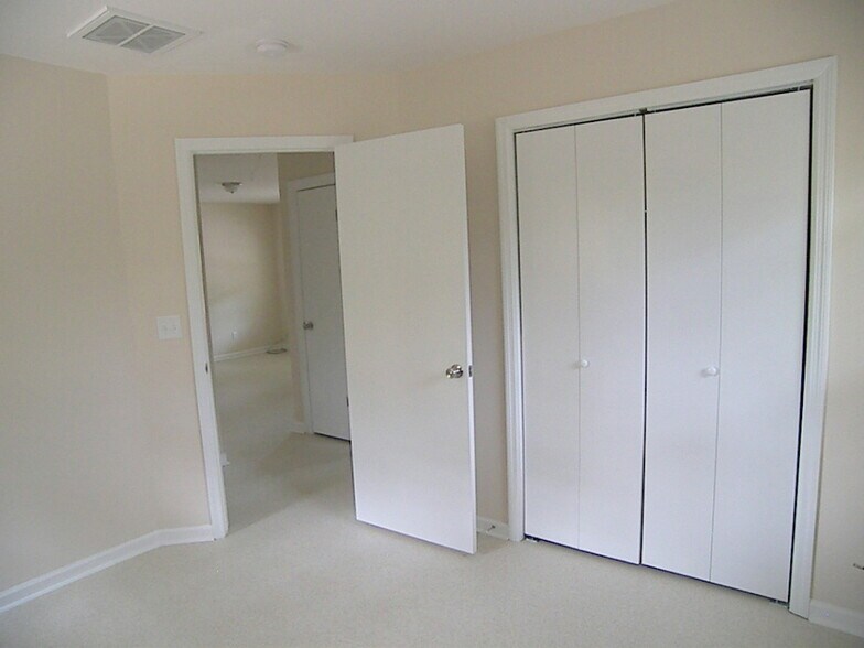 Building Photo - 7600 E Oakridge Cir