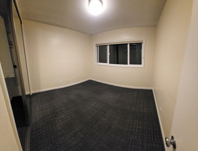 Building Photo - 5 bed 3.5 bath home close to campus!