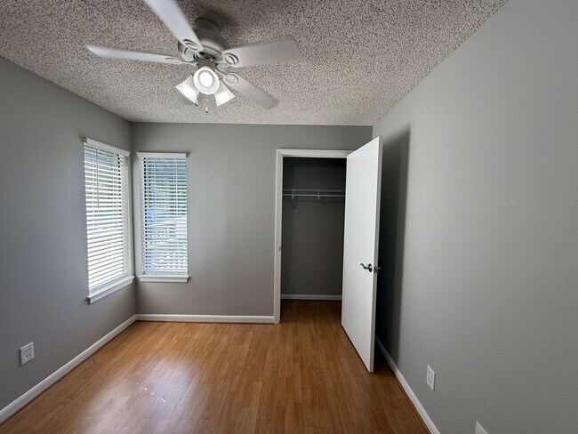 Building Photo - Condo in Lake Vista