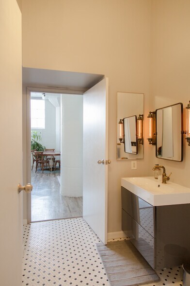 Building Photo - 420 S San Pedro St