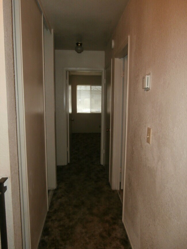 Building Photo - 4 Bedroom 1.5 Bathroom Townhouse (Accepting Section 8)