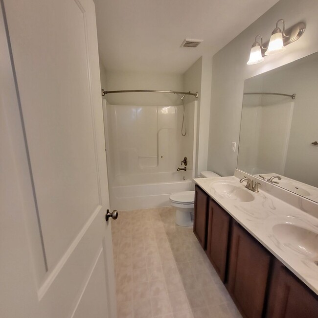 Building Photo - End unit townhome in Newark - 4 bedrooms, ...