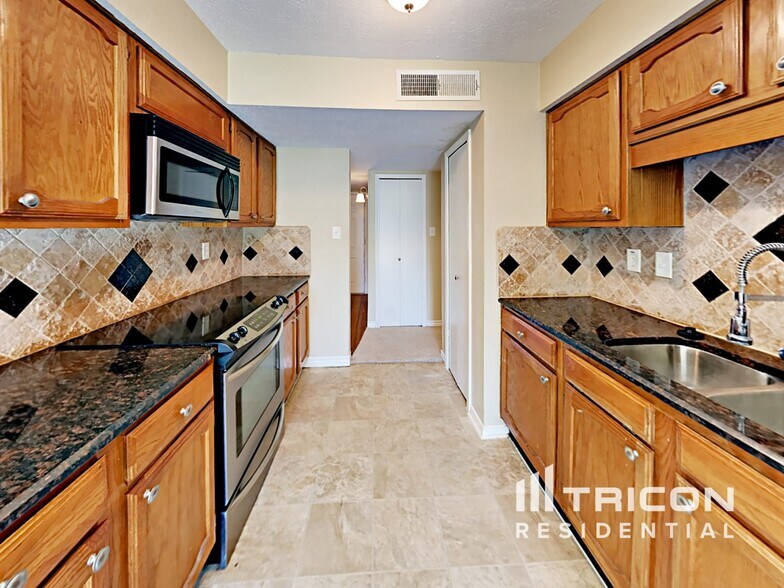 Building Photo - 924 Granite Ln