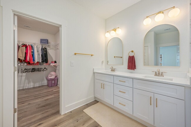 Building Photo - 807A Cedar Ave S