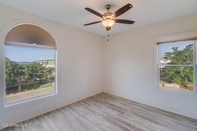 Building Photo - 238 Lovers Ln