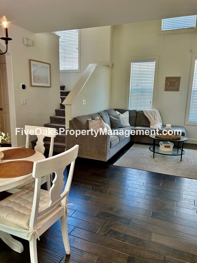 Building Photo - 1208 Lavande Dr