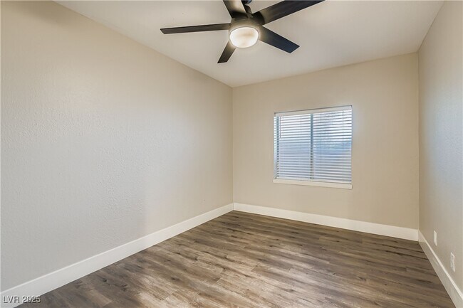 Building Photo - 6690 N Torrey Pines Dr
