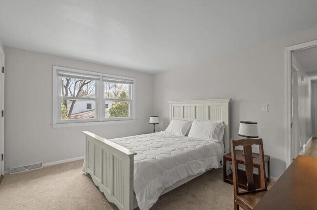 Building Photo - 3223 W Fleur De Lis Dr