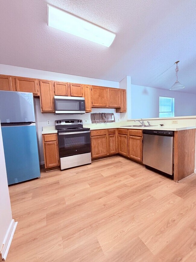 Building Photo - Charming updated & move in ready!