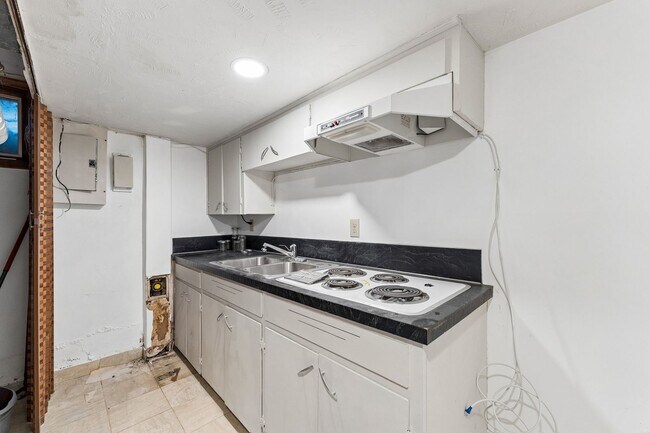 Building Photo - Sun Room!