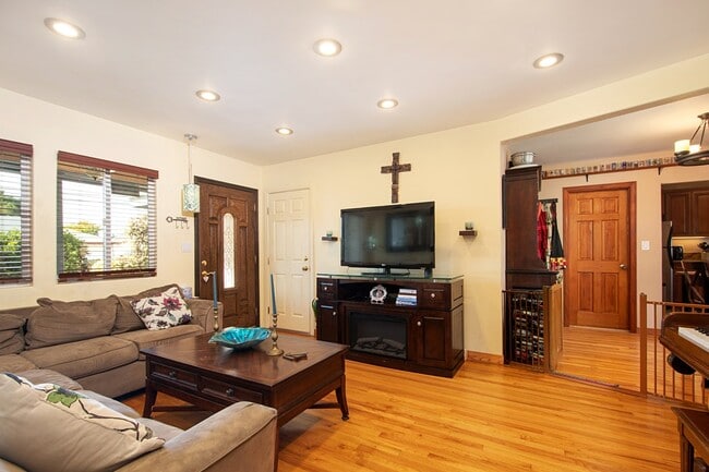 Building Photo - 1921 Rowan St