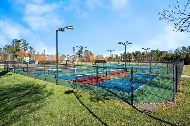 Building Photo - Amazing location in Durham-Pool, Tennis Courts, Gym!