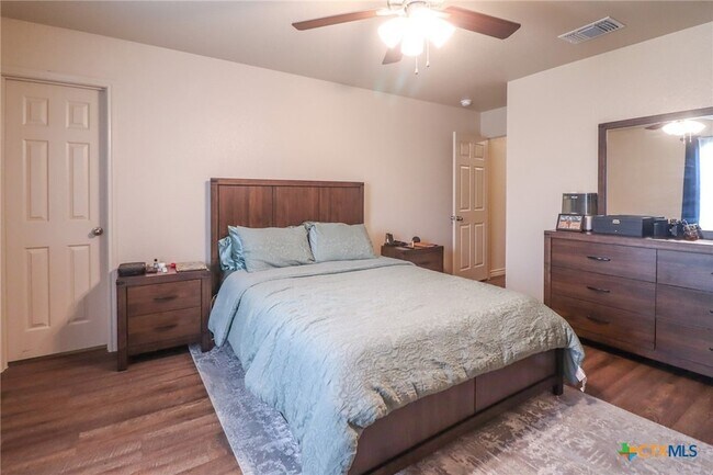 Building Photo - 1914 Castroville Trl