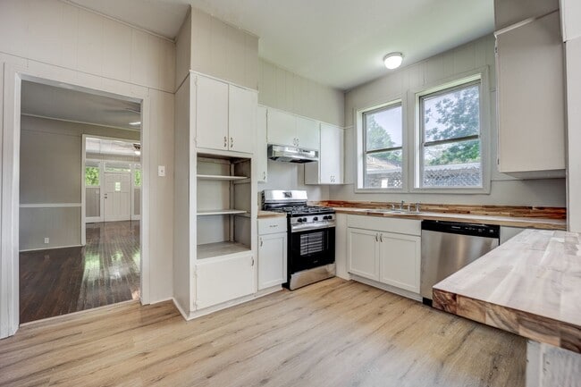 Building Photo - Freshly Updated 3 Bedroom House