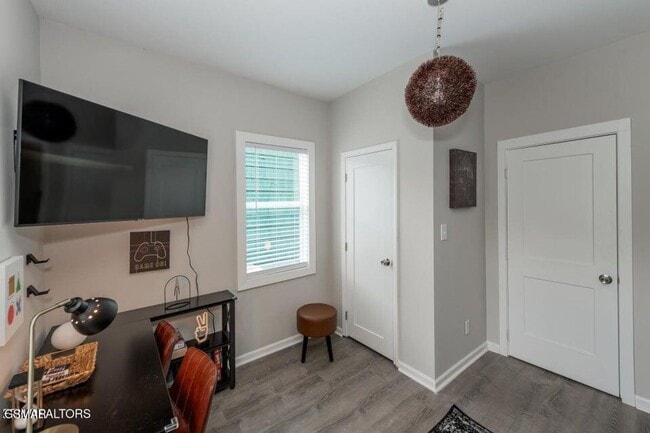 Building Photo - Convenience!!!!!