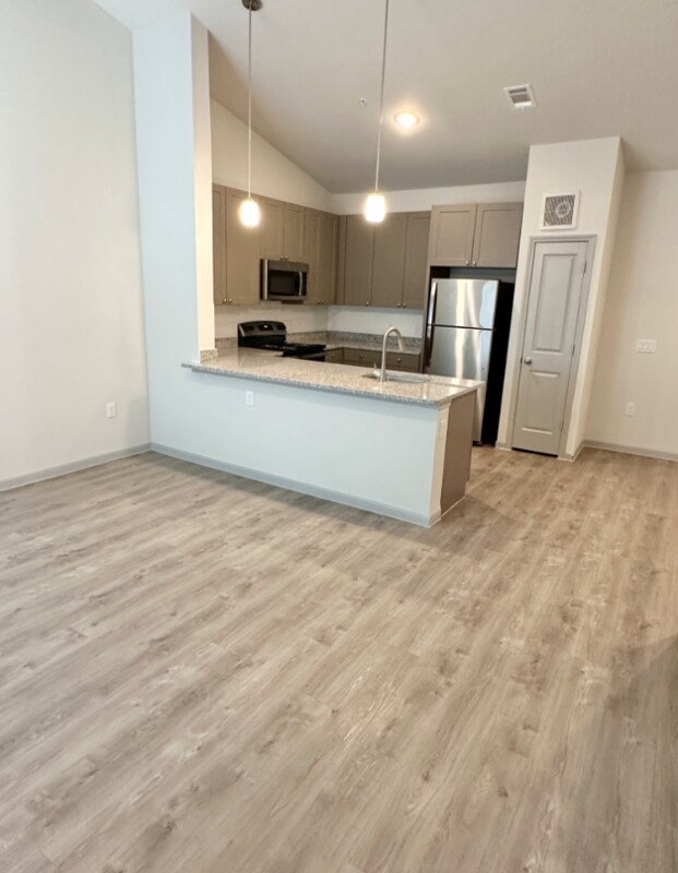 Building Photo - 1101 Halsey Dr