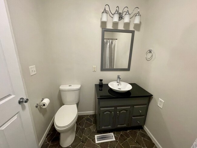 Building Photo - Charming 3-Bedroom, 1.5-Bath Home with Pri...