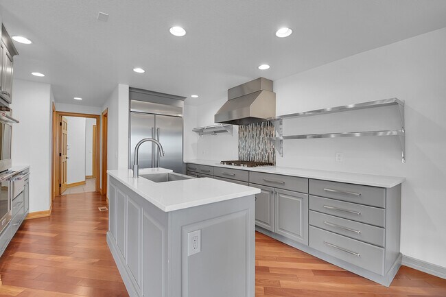 Building Photo - 556 Ridgeside Dr