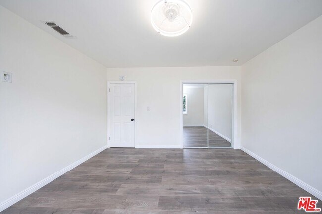 Building Photo - 8432 Glenoaks Blvd