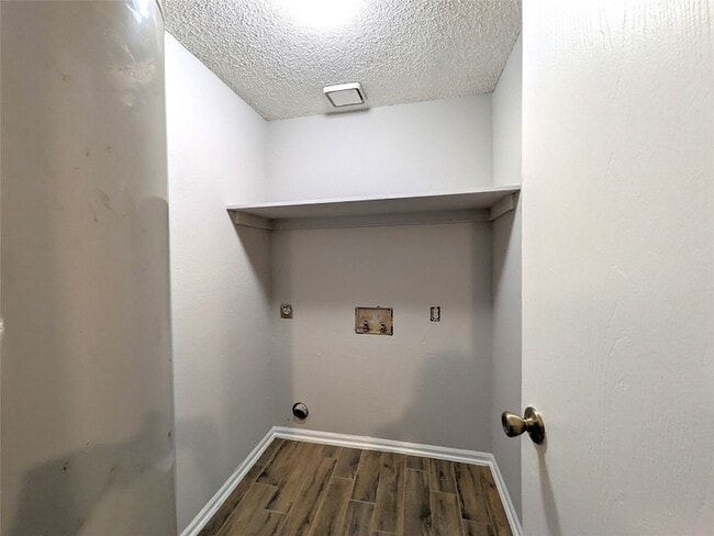 Building Photo - 323 Teakwood Ln