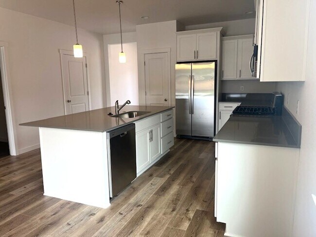 Building Photo - 3 Bedroom 2 Bath Silverton OR