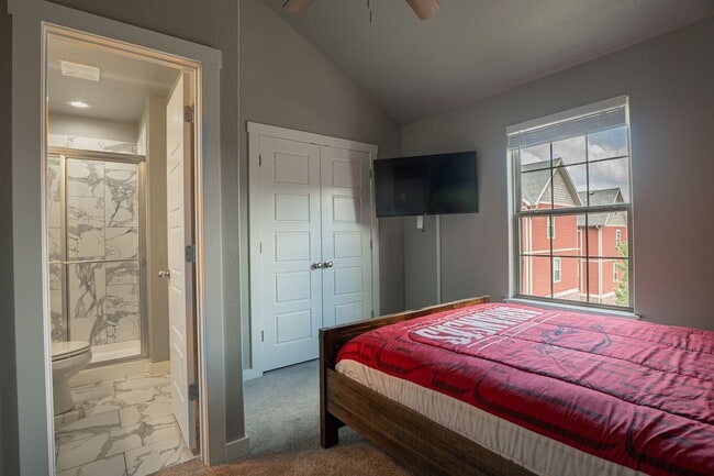 Building Photo - FIRST MONTH FREE!! Fully Furnished Condo!!  3 bedroom 2.5 bath minutes from the U of A!!!!