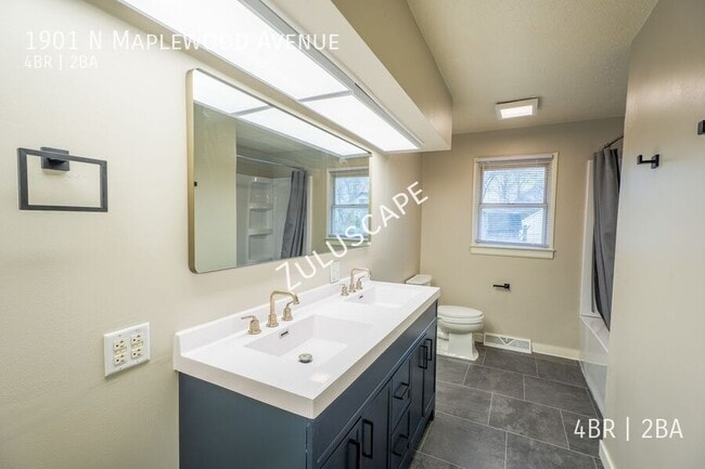 Building Photo - 1901 N Maplewood Ave