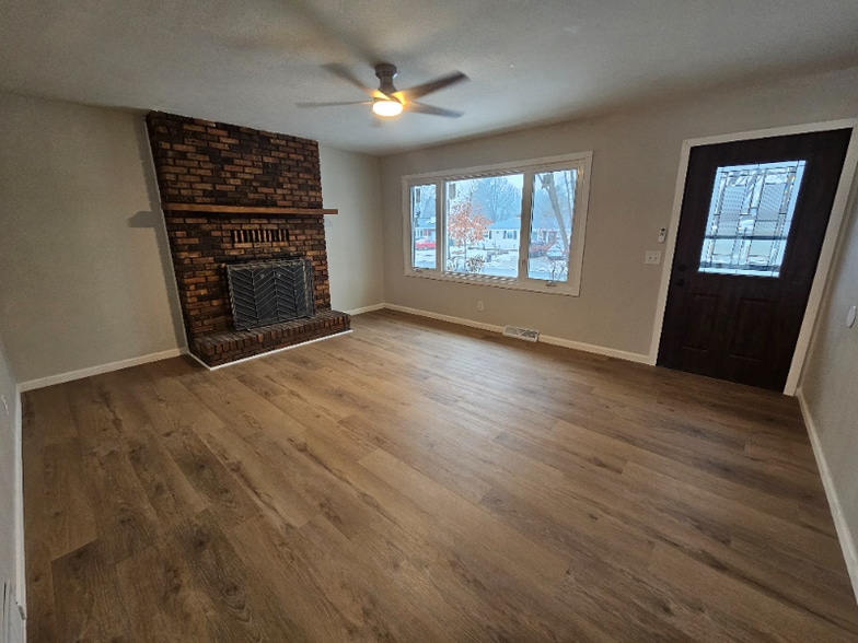 Building Photo - 1121 Debra Ln