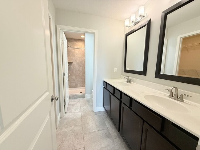 Building Photo - Incredible 4 bedroom house in Fox Creek!