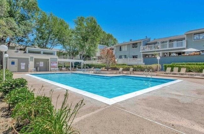 Building Photo - Cozy Penthouse Condo in Gated Community with Pools & In-Unit Laundry