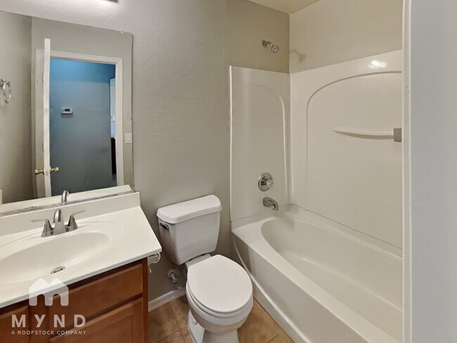 Building Photo - 1424 W Central Ave