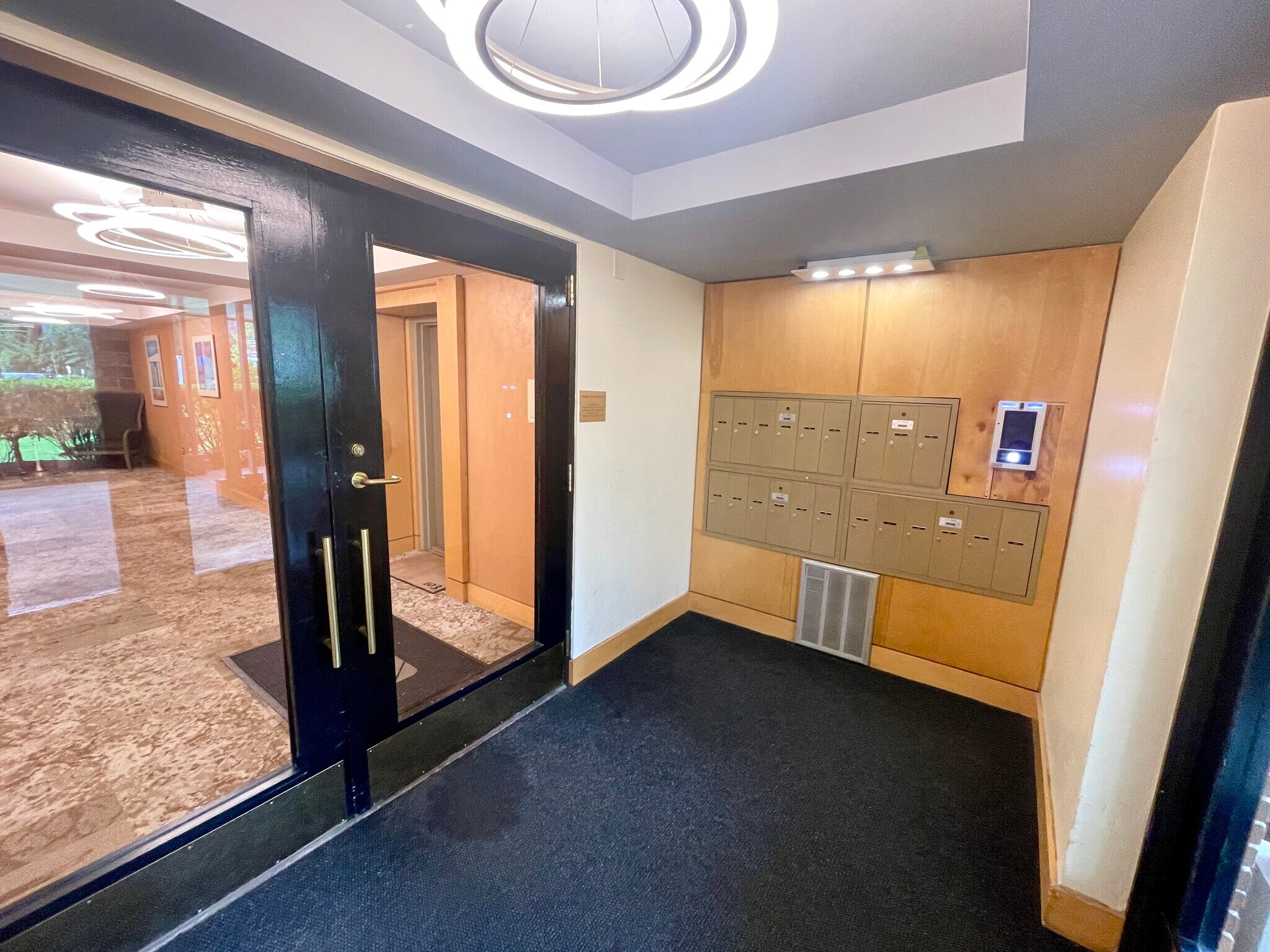 Lobby - 320 Hammond Pond Pkwy