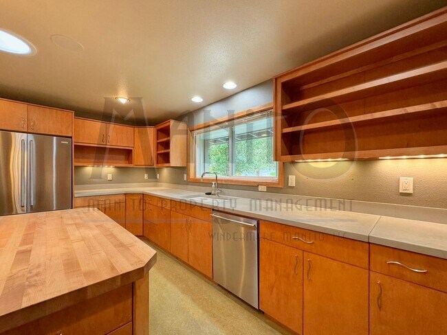 Building Photo - Stunning & Spacious South Hill Home