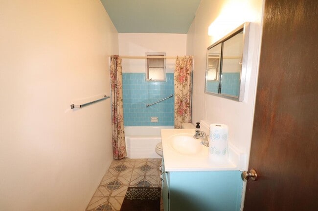 Building Photo - 3 Bedroom 2 Bathroom