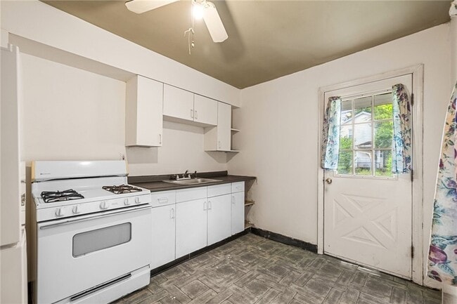 Building Photo - 1115 1/2 Church Avenue Unit