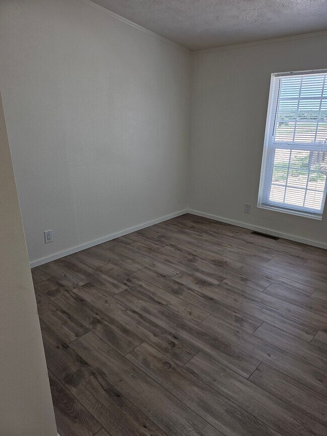 Building Photo - ALL PROSPECTIVE TENANTS MUST SUBMIT A $58 ...