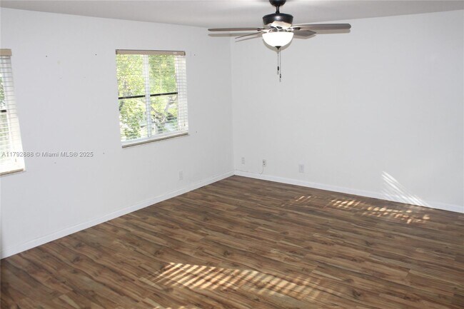 Building Photo - 947 Nandina Dr