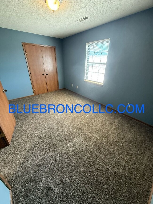 Building Photo - This one will go fast, marvelous 2 bedroom...