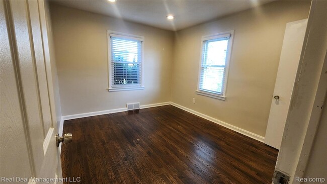 Building Photo - 30066 Brentwood St