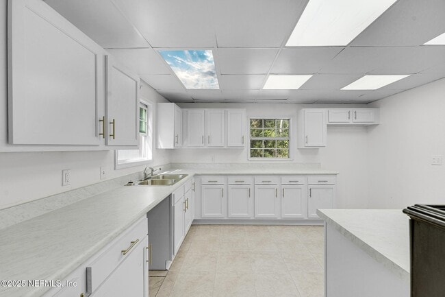 Building Photo - 2811 Myrtis Rd