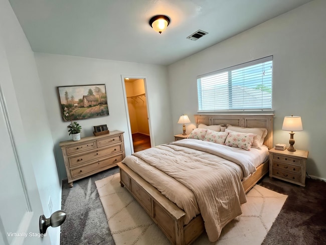 Building Photo - Large 4 bedroom/2.5 bath conveniently located to Lackland AFB! Move-in Ready!