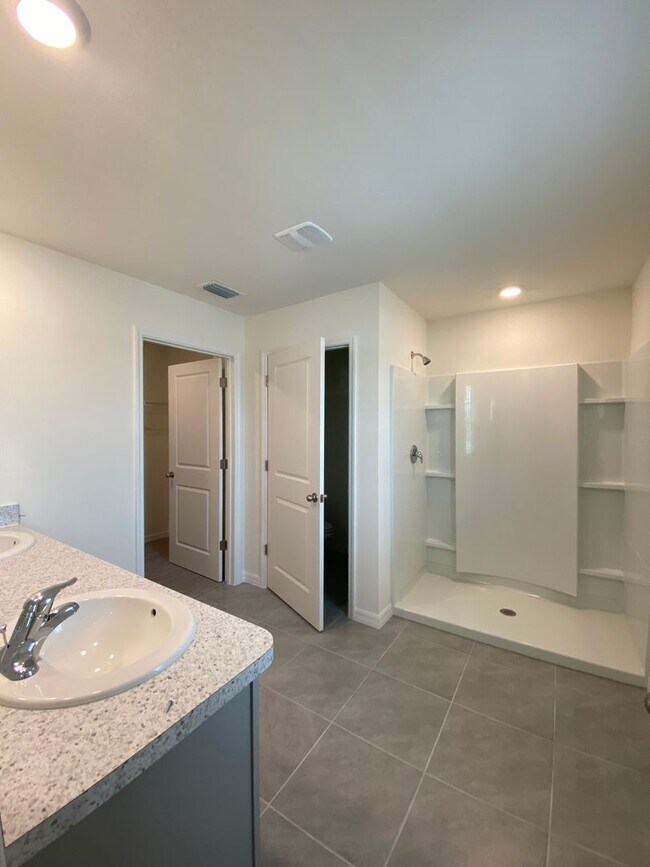 Building Photo - Avalon Woods 4/3/2 ***WON'T LAST***