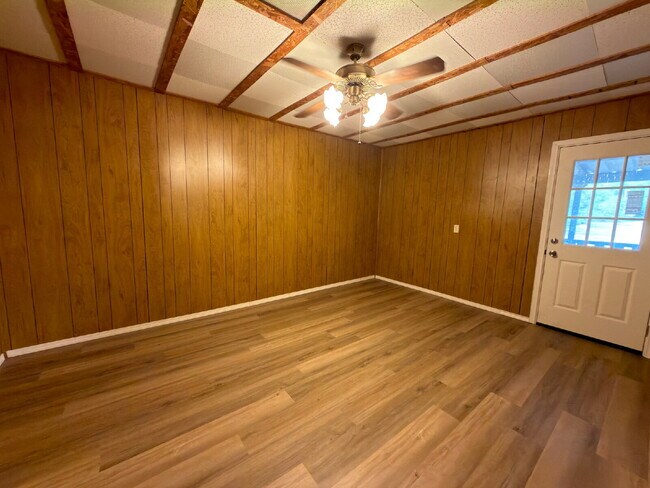 Building Photo - One Bed One Bath Efficiency Unit