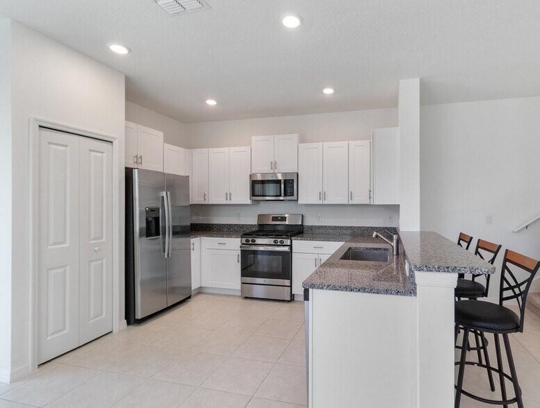 Building Photo - 8305 Crescent Oaks Dr