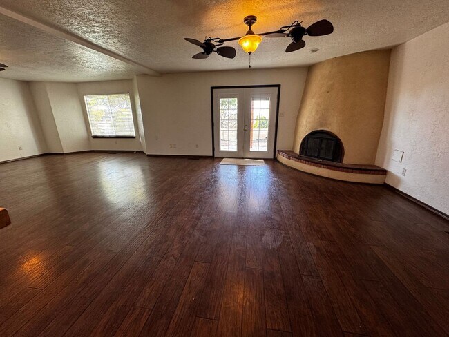 Building Photo - Beautiful 3 bedroom 2 bath