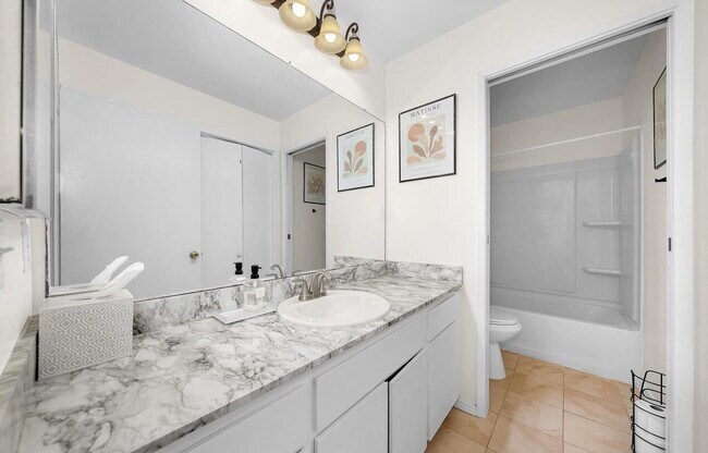 Building Photo - Updated 2 BR 1 BA Condo w/ Private Patio!