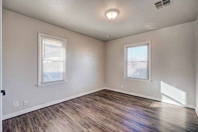 Building Photo - 3 Bed 1.5 Bath in Del City!